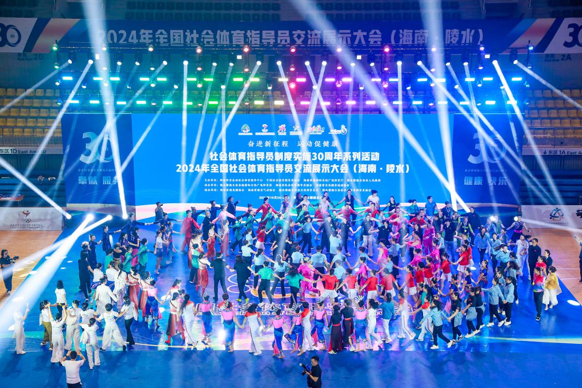 雨一直下，气氛不算融洽！这次比赛为什么不带徐杰呢？